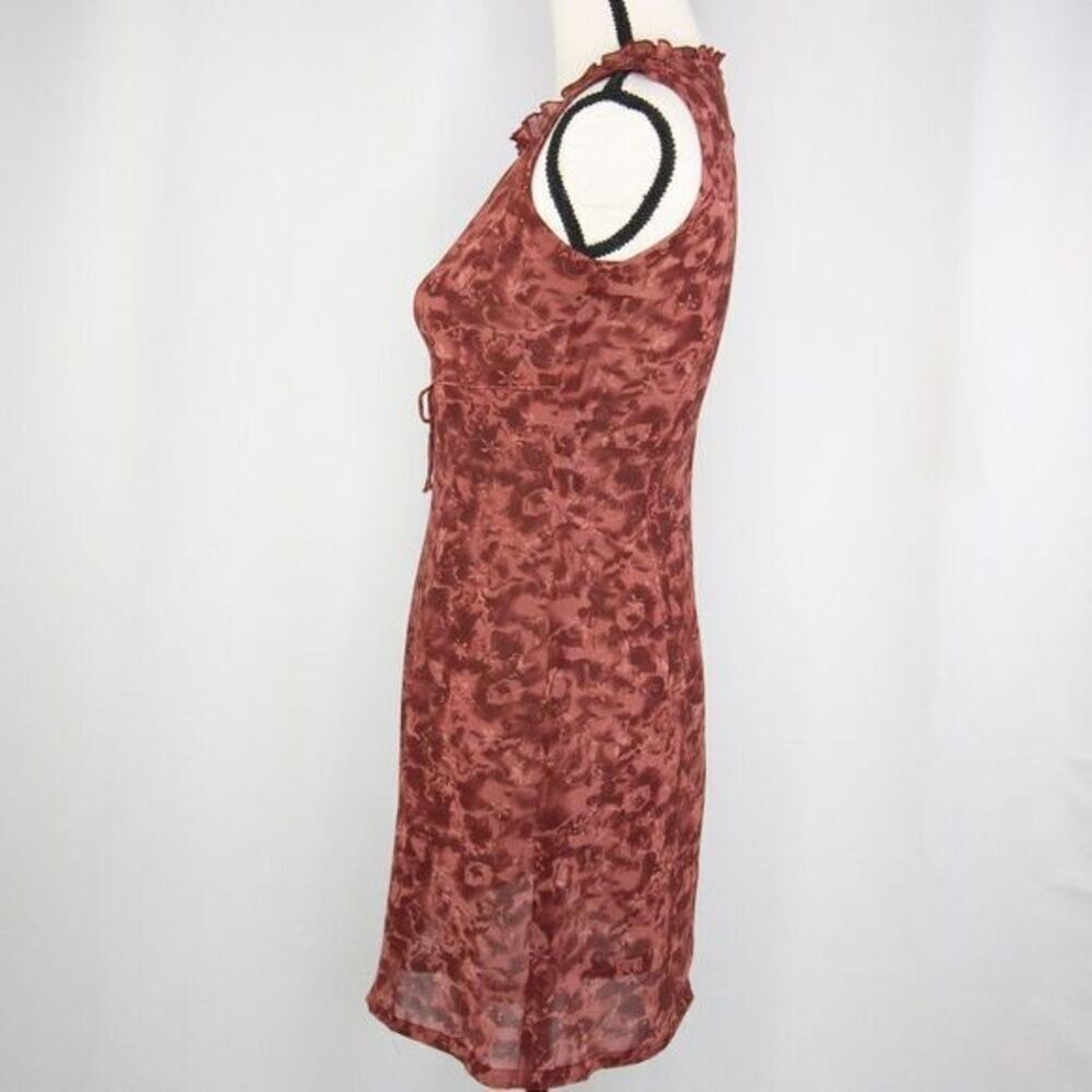 Vintage floral print sleeveless sheath dress with ruffle neck detail - Picture 8 of 16